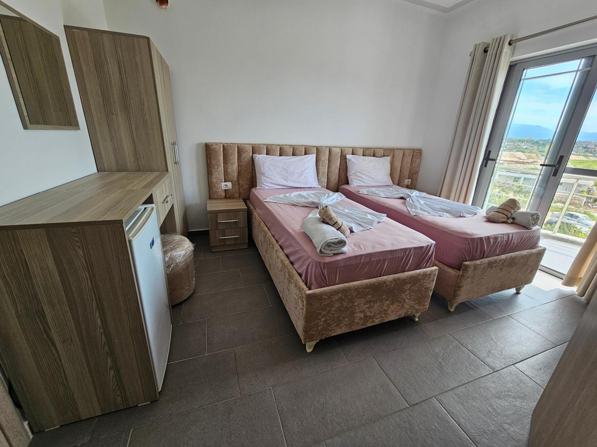 סרנדה Hotel Irini מראה חיצוני תמונה