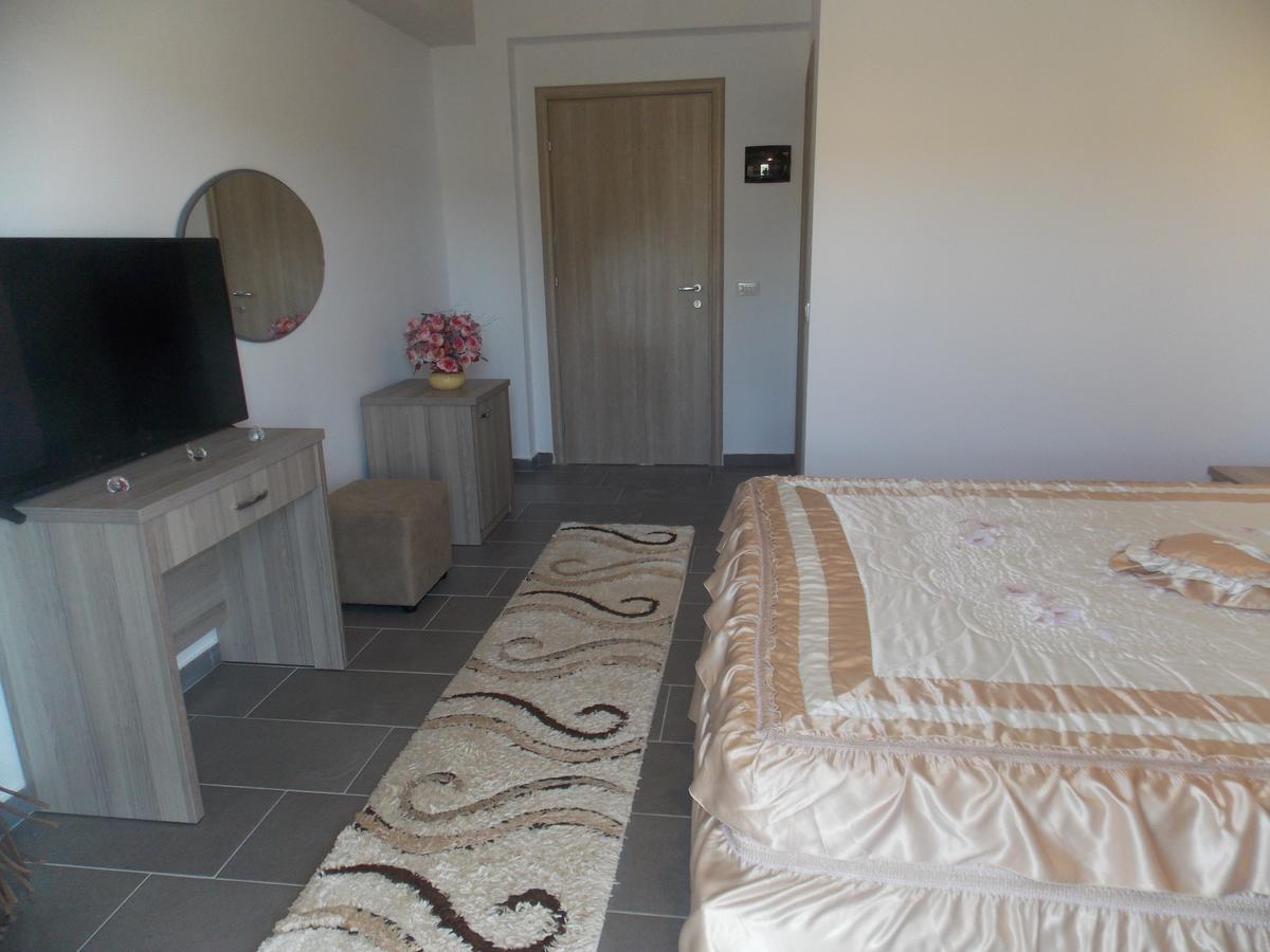 סרנדה Hotel Irini מראה חיצוני תמונה