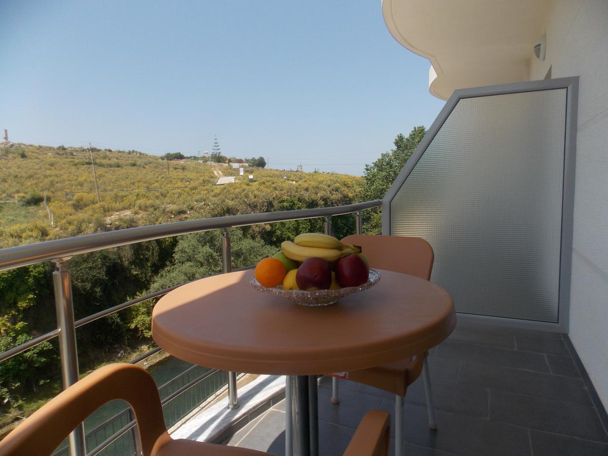 סרנדה Hotel Irini מראה חיצוני תמונה