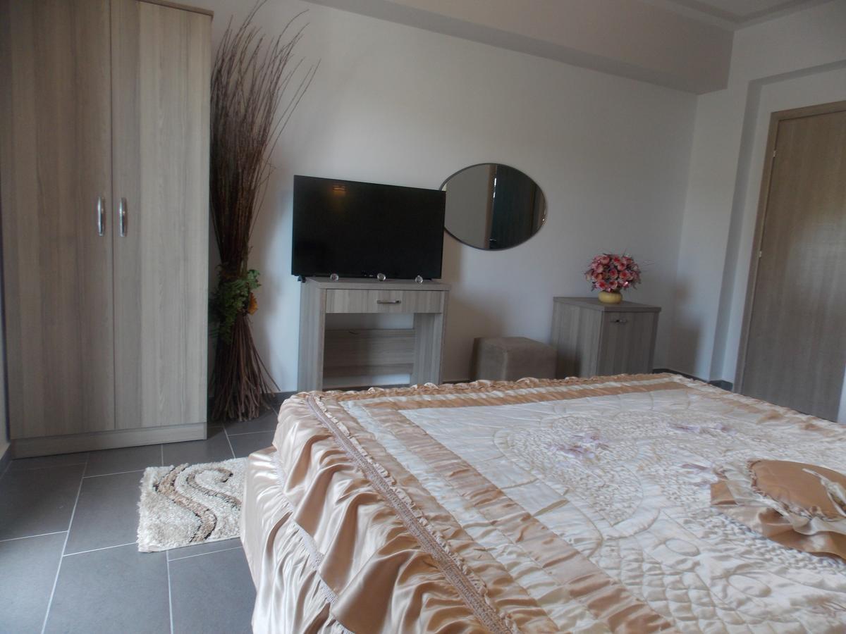סרנדה Hotel Irini מראה חיצוני תמונה